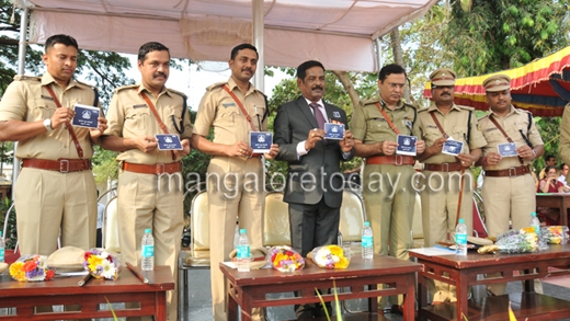 Police flage d...
